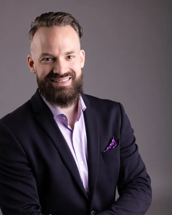 Filip, kurátor Kafi, s úsměvem v tmavém saku